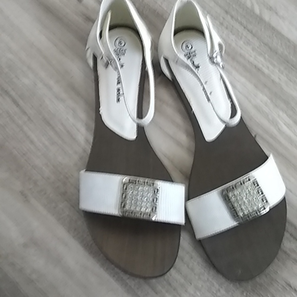 Cultured soles sandals…size 8…